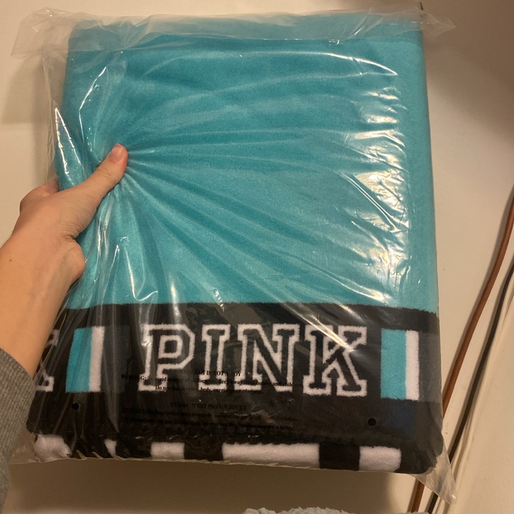 New in Bag - Victoria’s Secret PINK throw Blanket
